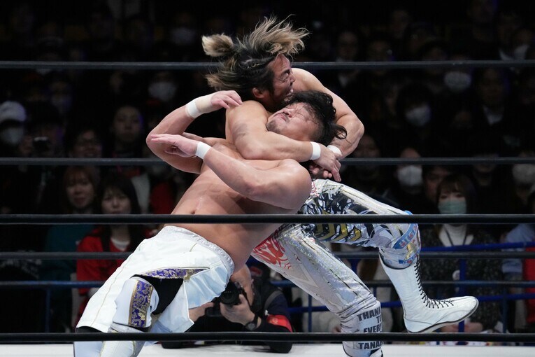 スイングブレードで後藤洋央紀を攻める棚橋弘至　©Essei Hara