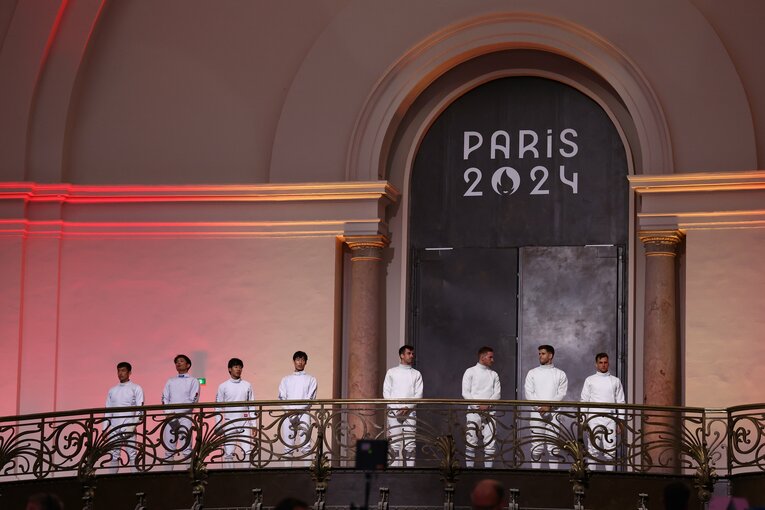 男子エペ団体の決勝戦。入場する日本とハンガリー　©Ryosuke Menju/JMPA