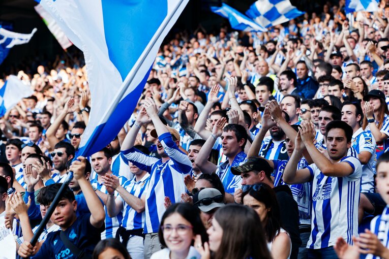 久保建英22歳誕生日に「タケはアイドル」日本語ボードの子供、メッシっぽい新ユニ姿やソシエダ主将との別れ…カメラマンが見た“幸せな最終節”(43)