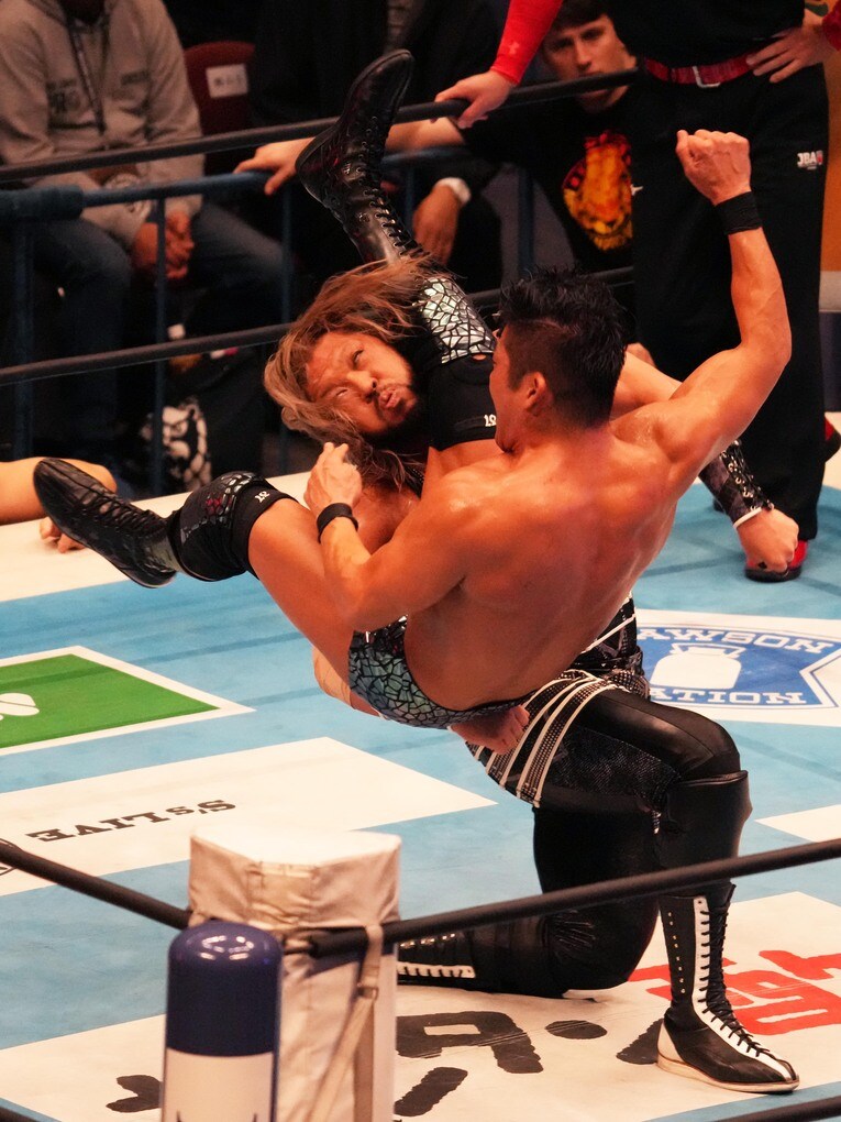 ３発目のシャイニングウィザードを放つSANADA