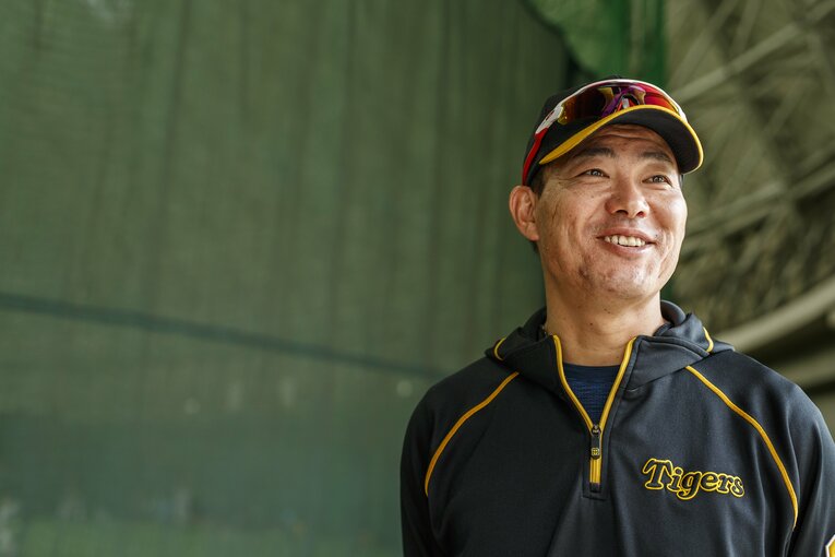 「Number」のインタビューで笑顔を見せる福留　©Kiichi Matsumoto