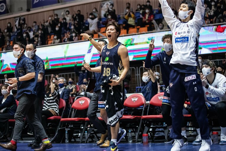 藤田HC（左）、牧（88番）、石崎（0番）