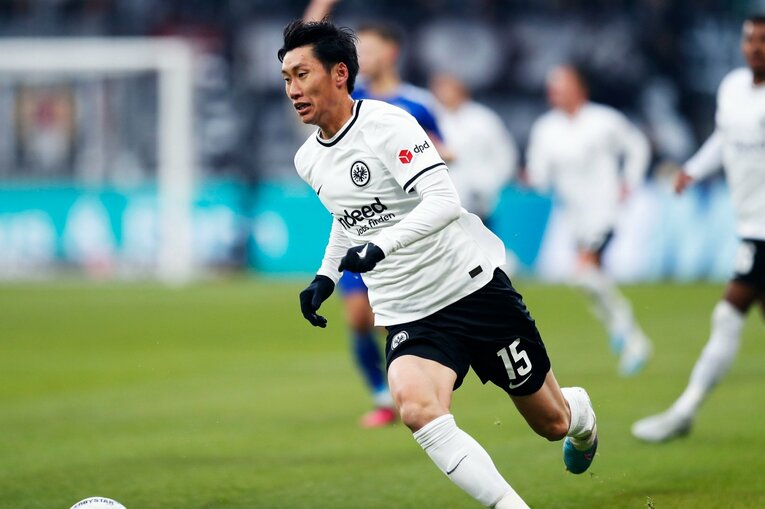 「1年前はJ2→ドイツ5部」上月壮一郎22歳の堂々1部デビュー…長谷部誠と握手、鎌田大地vs吉田麻也のW杯組対決も〈現地撮影〉(22)