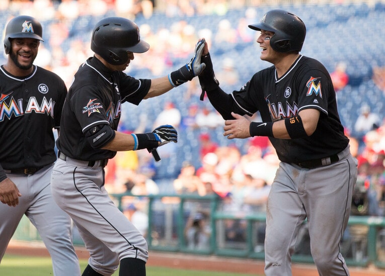 ホームランを放ったイチローをホームで出迎えるロハス（右）。イチローにとって現役生活、最後のホームランだった（2017年8月22日）　©︎USA TODAY Sports/Reuters/AFLO