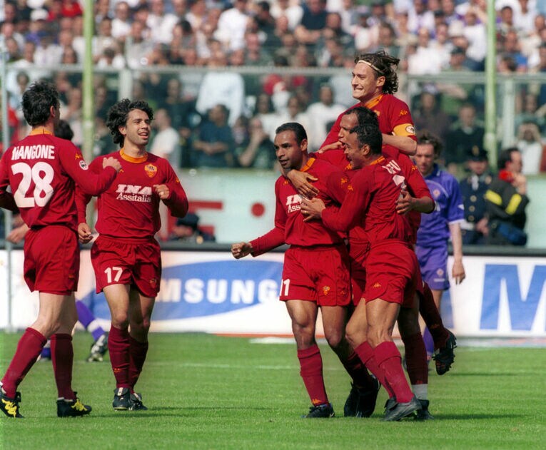 トッティらと喜ぶトンマージ（17番）。これぞいぶし銀、というプレースタイルだった　©Getty Images