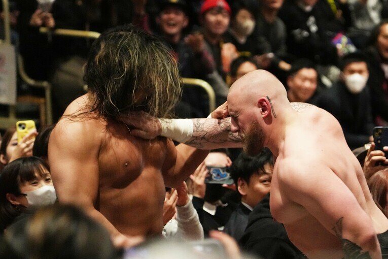 辻陽太の喉元にチョップを放つゲイブ・キッド　©Masashi Hara