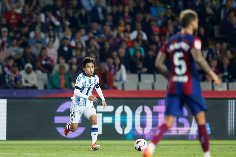 「久保建英の脚に大きなテーピング」「バルサ戦奮闘も途中出場のナゼ」芸術アシストの一方で…カメラマンが見た“ソシエダでの懸念”(7)