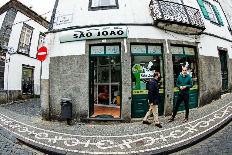 「山の斜面にスタジアム」「守田英正のお薦め料理は…」日本代表MFが戦う“離島クラブ”は美しい風景とグルメ満載だった《現地で撮影》(18)