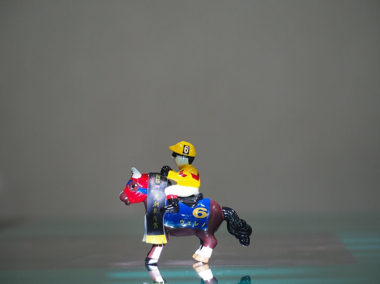 厩舎の重賞初制覇となったヴェレノ（黒潮皐月賞）のミニチュア模型