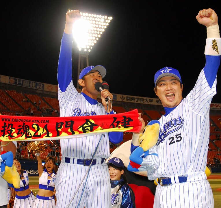 横浜時代、ヒーローインタビューで村田修一（右）と喜ぶ門倉©Jiji