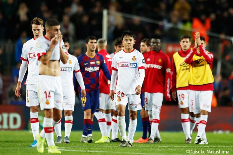 久保建英、初カンプノウの試合前。カメラマンが捉えた“一瞬の瞑想”。(17) ／ photograph by Daisuke Nakashima