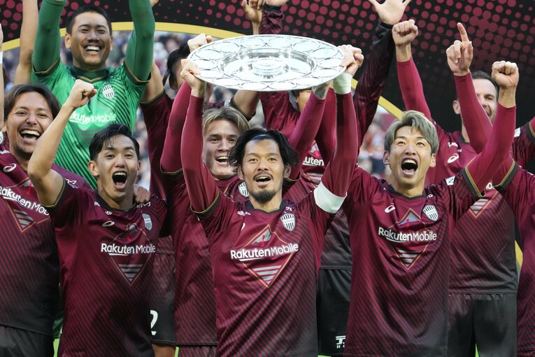 シャーレを掲げるキャプテンの山口蛍　©Masashi Hara