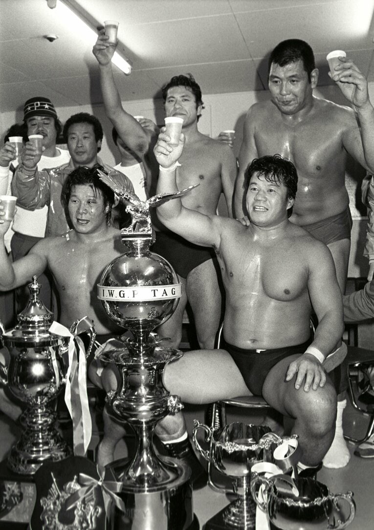 猪木、坂口組を下して初代IWGPタッグ王者となった藤波、木村組　©Essei Hara