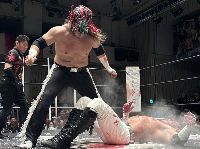 スワイプすると「エル・デスペラードvs葛西純」など激闘写真をご覧になれます　©Norihiro Hashimoto