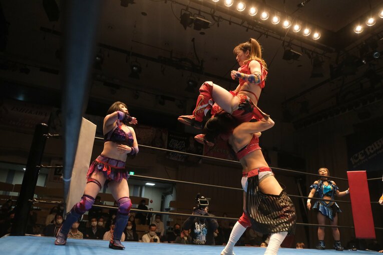 志田が藤本の体を跳ね上げ…