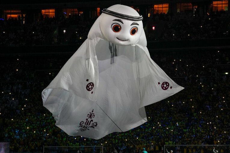 カタールW杯の公式マスコット「ライーブ（La'eeb）」。イギリス公共放送『BBC』ではこの開会式が放送されなかった ／ photograph by AFLO