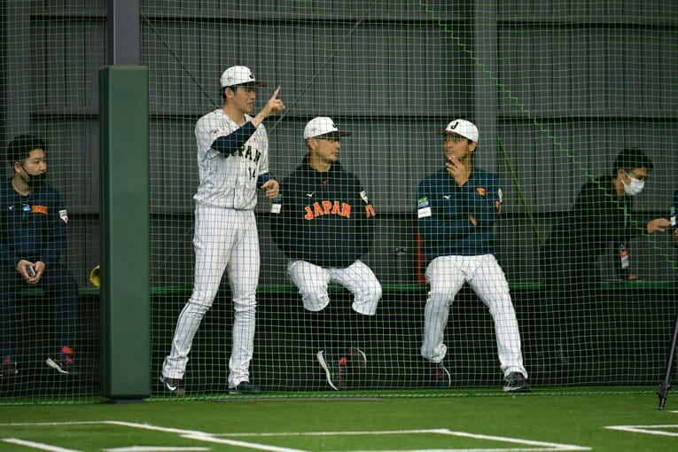 佐々木と吉井コーチ、ダルビッシュ　©︎Hideki Sugiyama