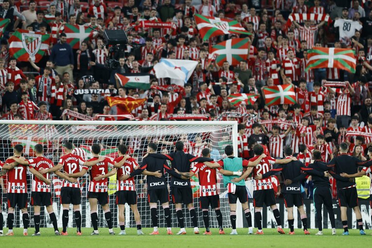 ダービー勝利に沸くビルバオイレブンとサポーター　©Daisuke Nakashima