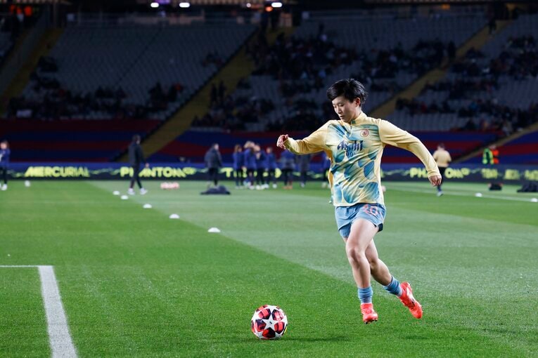 「ユイさん、大好きです」“マンCを熟知”なでしこ新監督ニールセンが就任会見で評価も…長谷川唯と藤野あおばがバルサ戦完敗で見せた素顔(7)