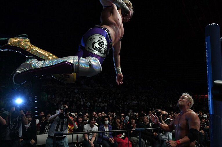 オスプレイもオカダの戦いに対抗するかのように、空中戦で応えた。 ／ photograph by Essei Hara