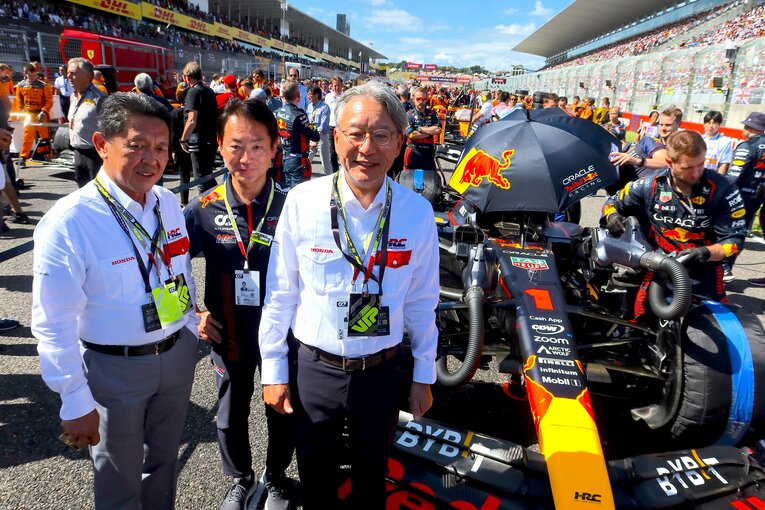 決勝のグリッドに顔を揃えたホンダの首脳陣。右から三部敏宏ホンダ社長、渡辺康治HRC社長、青山真二ホンダ副社長　©Masahiro Owari