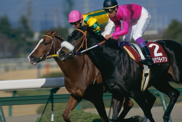 武豊のナリタブライアンと田原成貴のマヤノトップガンによる伝説的なマッチレースとなった1996年の阪神大賞典　©Tomohiko Hayashi