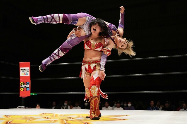 天麗皇希を担ぐ林下詩美　©Essei Hara