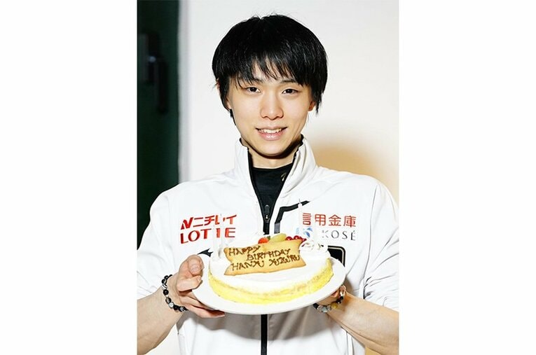 誕生日ケーキを手に笑顔 ／ photograph by Yutaka Nagakubo/Sports Nippon