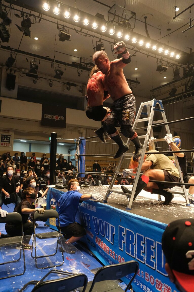 「デスマッチ・イズ・マイライフ」妻の急死を乗り越えた“クレイジー・キッド”竹田誠志の決意「蛍光灯やカミソリで傷つけ…でもそれが生きがい」(65)