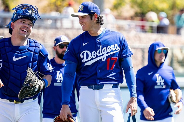 WBC後に合流したドジャースでラッシングと談笑する大谷翔平。2025年秋に見せた大活躍とは ／ photograph by Nanae Suzuki