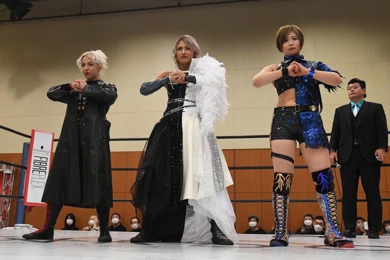 ジュリアをセンターにポーズを決める新メンバーのテクラとMIRAI