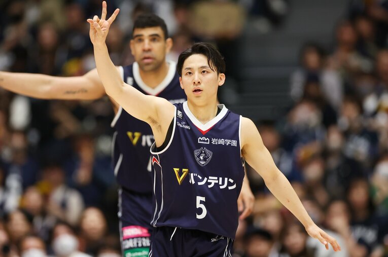 東海大を中退し、横浜ビー・コルセアーズとプロ契約を結んだ河村勇輝。Bリーグの制度をフル活用して、NBAデビューを果たした ／ photograph by Naoki Morita/AFLO SPORT