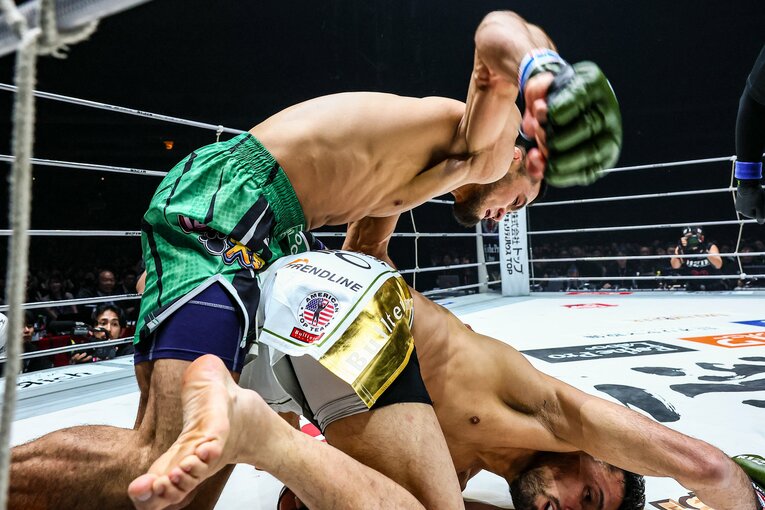 ダウンしたクレベルにバックから強烈なパウンドを落とすシェイドゥラエフ　©RIZIN FF Susumu Nagao