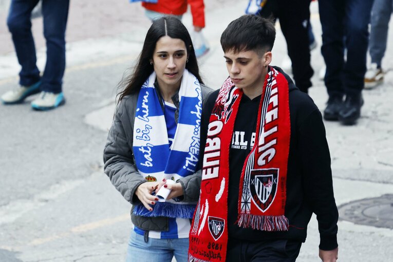 「それファウルだから」PKの笛は鳴らず…“久保建英が倒された写真”がダービー翌日、現地紙一面に「クボ対策は反則かスレスレしかない」雄弁な証拠(3)