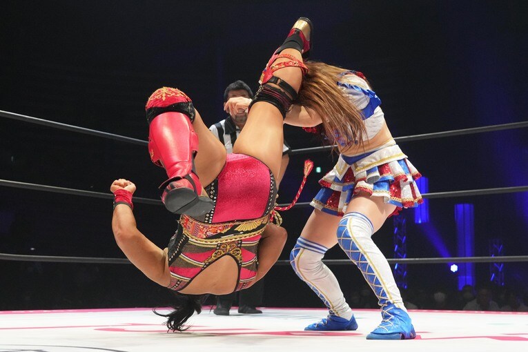 里村明衣子のオーバーヘッドキックが荒井優希にクリーンヒットした瞬間　©Essei Hara