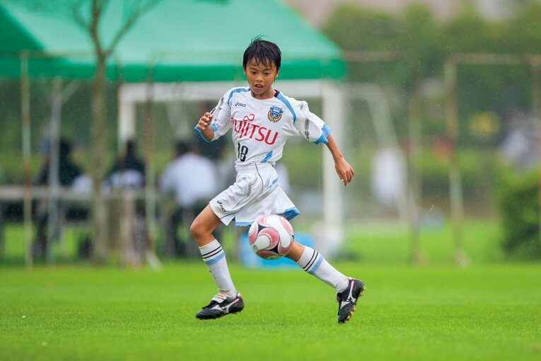 川崎フロンターレU-12時代の三笘。ドリブルだけでなくパスも絶品だったという　©︎KAWASAKI FRONTALE