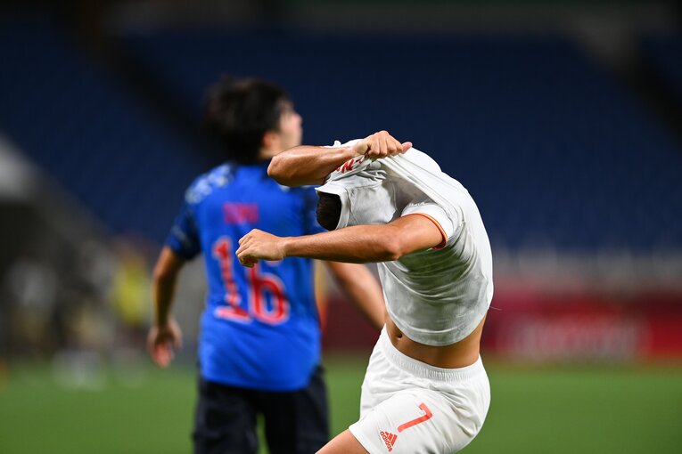 延長後半でゴールをこじ開けたスペイン代表・アセンシオ。興奮しすぎてユニフォームを脱ぐ　©JMPA