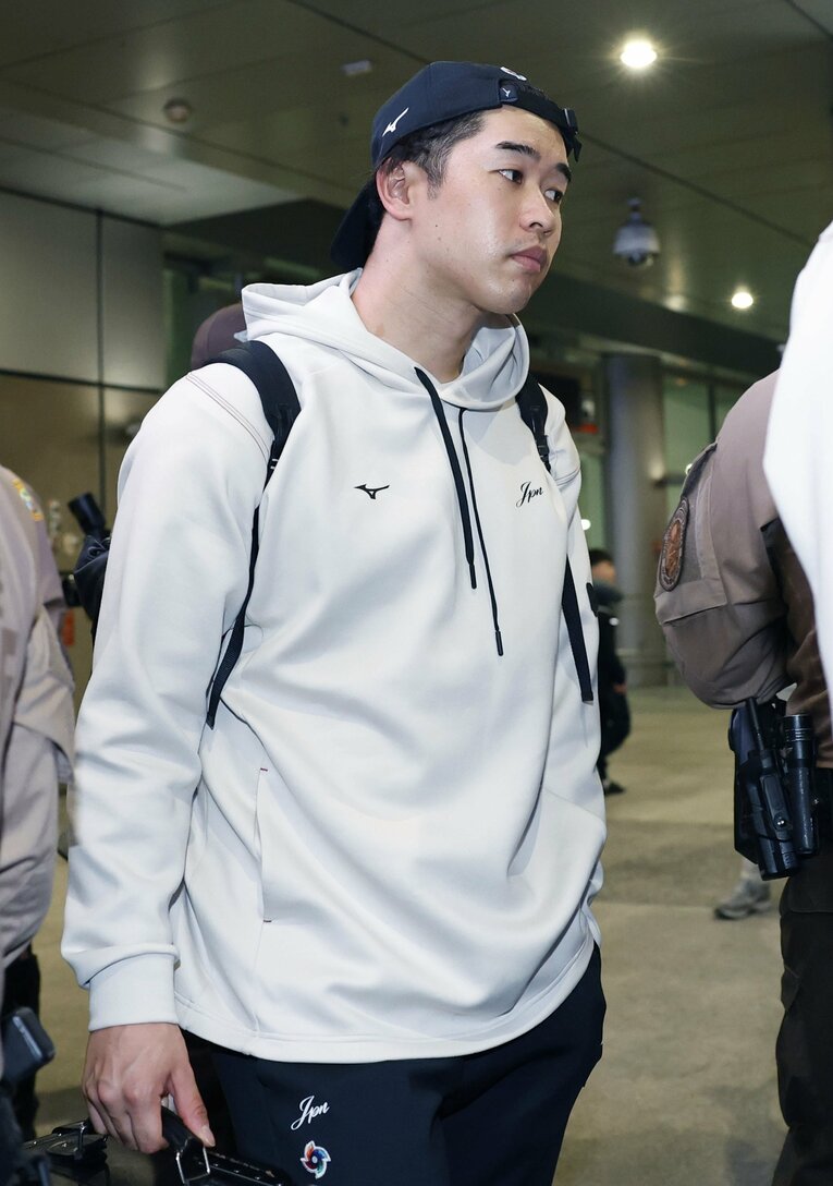 マイアミの空港に到着した直後の種市篤暉（ロッテ）。じつはチャーター機の中で発熱していた　©KYODO