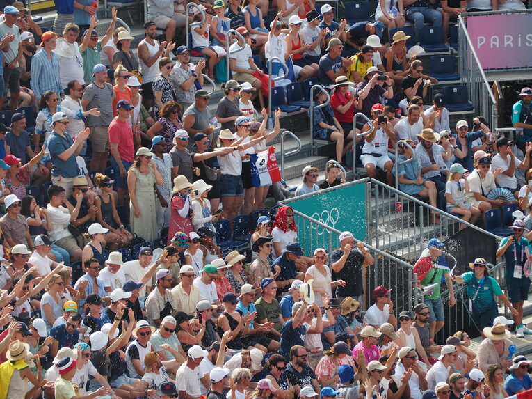 客席にホースで散水するボランティアスタッフ　©JMPA