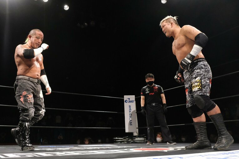 葛西と竹田の対戦に10分は短すぎると思われたが…（画像をクリックすると「この記事の写真」に飛びます。流血等を含みますのでご注意ください）