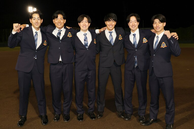 オリックス1位の麦谷祐介（右から3人目）ら6人が指名を受けた富士大。なぜ岩手の一大学からこれほどプロ選手が生まれたのだろうか？　©JIJI PRESS