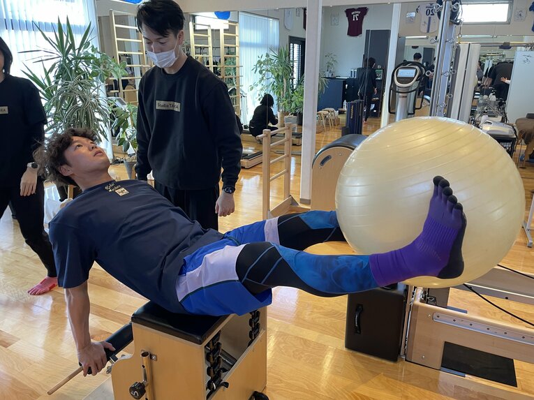 DeNA森原康平のなかなか見られないピラティストレの様子　©Takashi Ishizuka