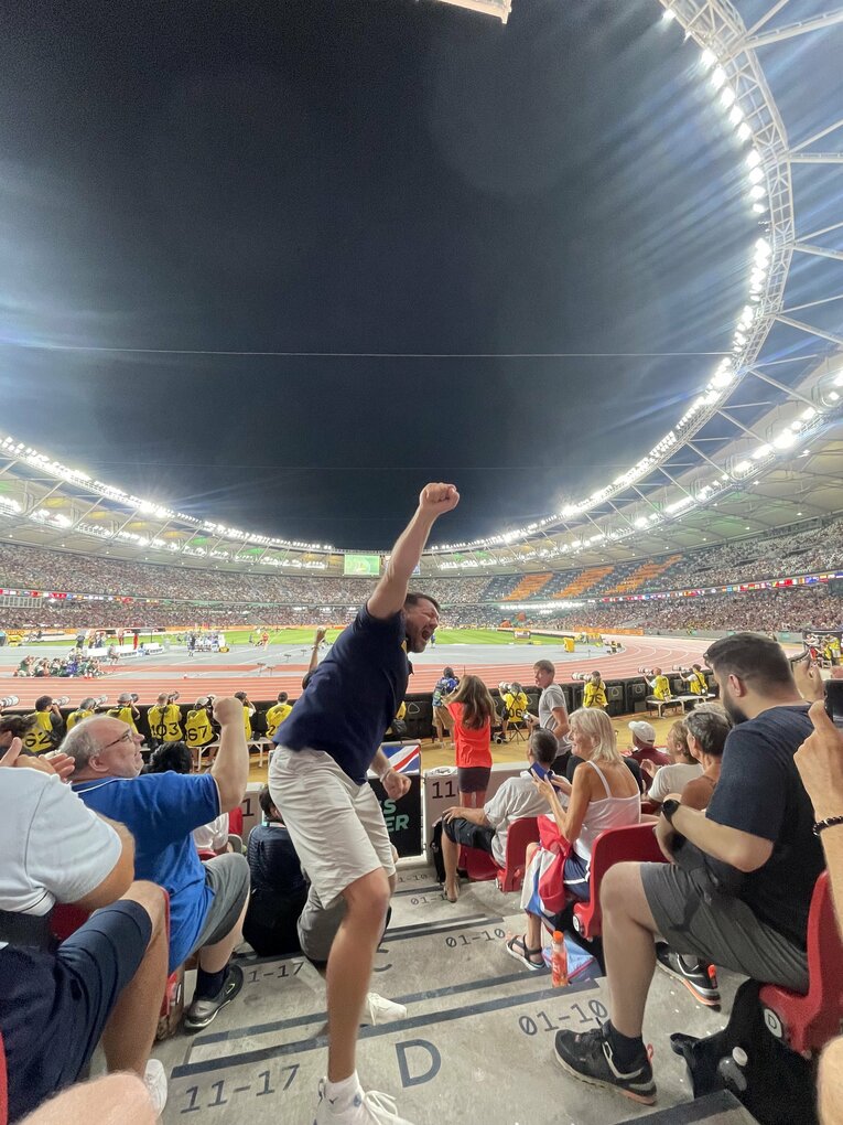 北口のビッグスローに飛び上がってガッツポーズするセケラックコーチ　©︎Ayako Oikawa