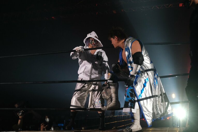 カリスマ葛西純「世の中は無駄な血を一滴も流すな」 頬を串刺し、人間ダーツ…それでもデスマッチが“ただの残虐ショー”ではない理由(59)