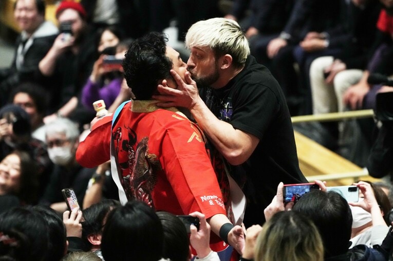 矢野通に客席でキスするエル・ファンタズモ　©Essei Hara