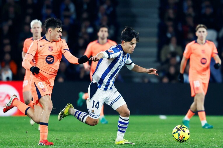 ペドリとボールを奪い合う久保