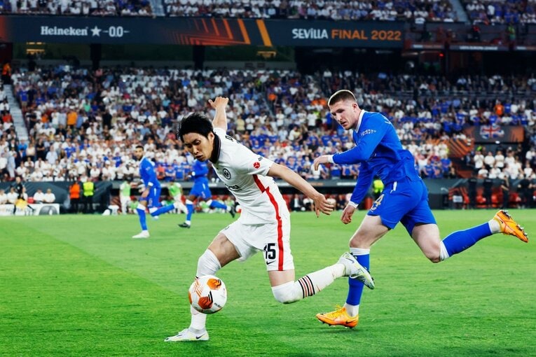 鎌田大地の号泣と“日の丸スパイク”に思い出す4年前の「カタールW杯には絶対出たいですよ」 長谷部誠とのEL優勝写真に“秘められた熱量”とは(65)