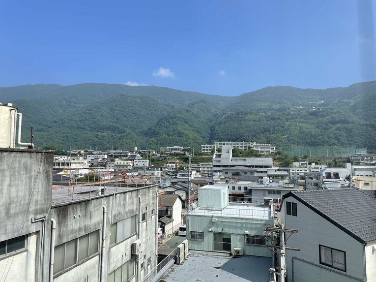 阿波池田駅前のホテルから望む池田高校 ©NumberWeb