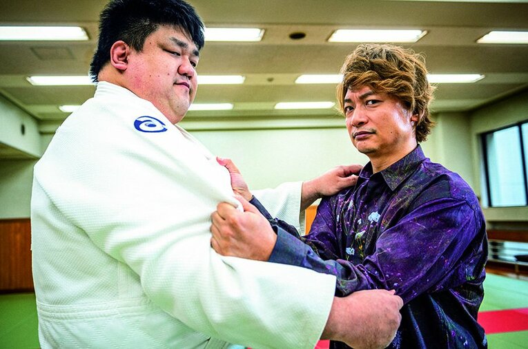 正木健人と組み合う香取慎吾。パランピアン柔道家のパワーをじかに感じ取った。 ／ photograph by Takuya Sugiyama