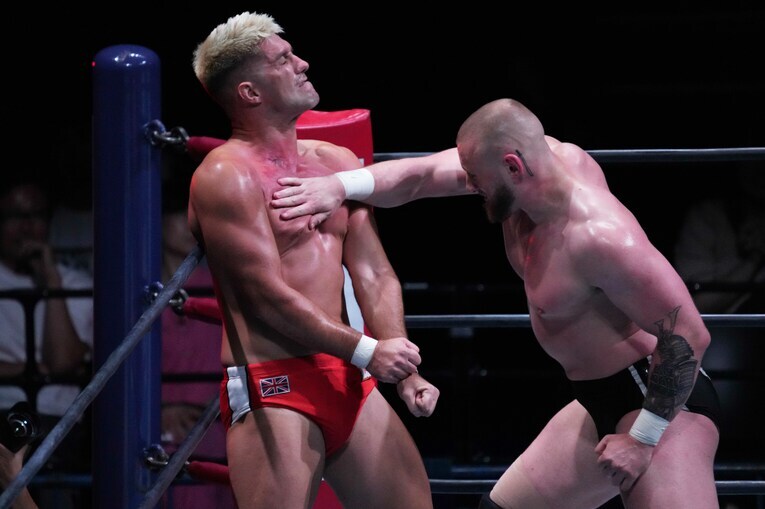 ゲイブ・キッドのチョップで胸板を真っ赤に染めるザック。8月8日、横浜武道館　©Essei Hara
